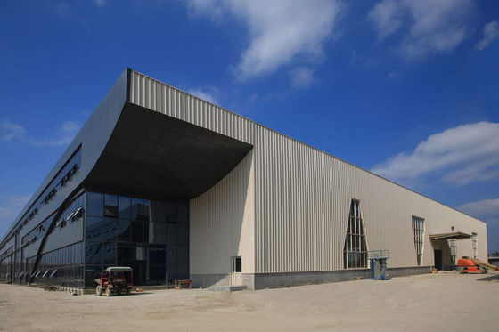 Entrepôt de grande structure métallique et en acier avec portes coulissantes et cadres boulonnés