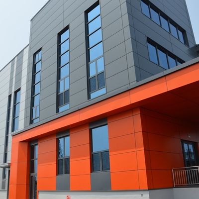 Construction de bâtiment en métal de couleur personnalisée avec panneau sandwich de toit en métal