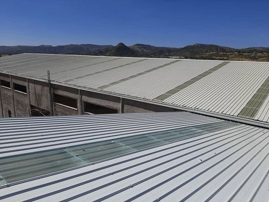 Q355B entrepôt de structure en acier avec rétroviseur en FRP et isolation en verre en laine / PU