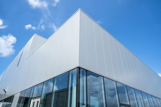Entrepôt industriel en acier préfabriqué avec toit et murs isolés