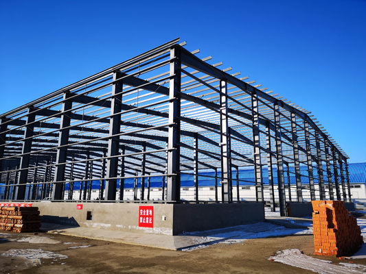 Système de protection contre l'incendie et toit en panneaux sandwich en pré-ingénierie de construction dans les systèmes automatisés d'étagères d'entrepôt pour une capacité de stockage maximale