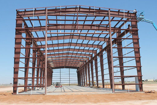 Entrepôt de structure en acier préfabriqué avec panneau sandwich revêtement de toit en laine de verre et kits de construction en acier Q235/Q345