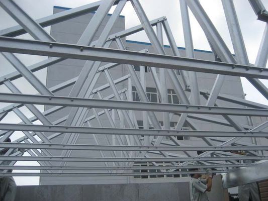 Matériaux de construction préfabriqués pour la toiture en treillis en acier