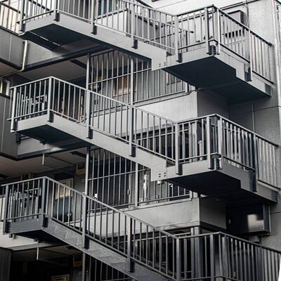 Bâtiment spacieux à plusieurs étages pour usage commercial et résidentiel