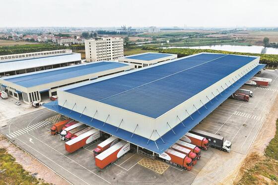 Q355 Bâtiment d'entrepôt préfabriqué en acier pour centre logistique